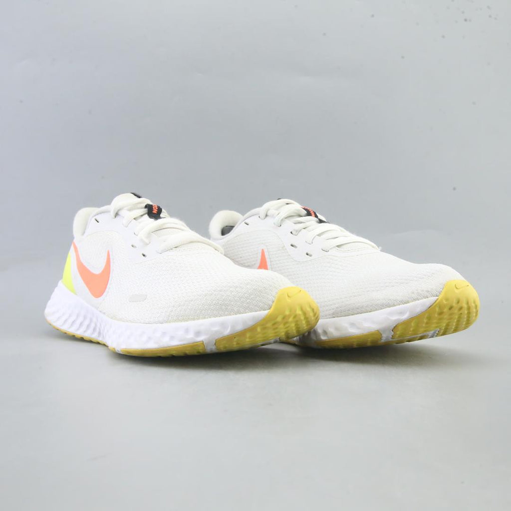 NIKE REVOLUTION 5