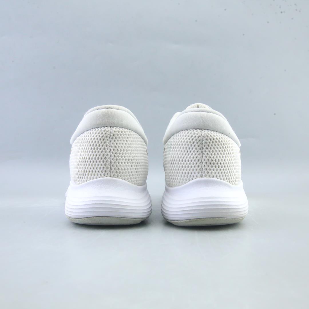 NIKE REVOLUTION 4