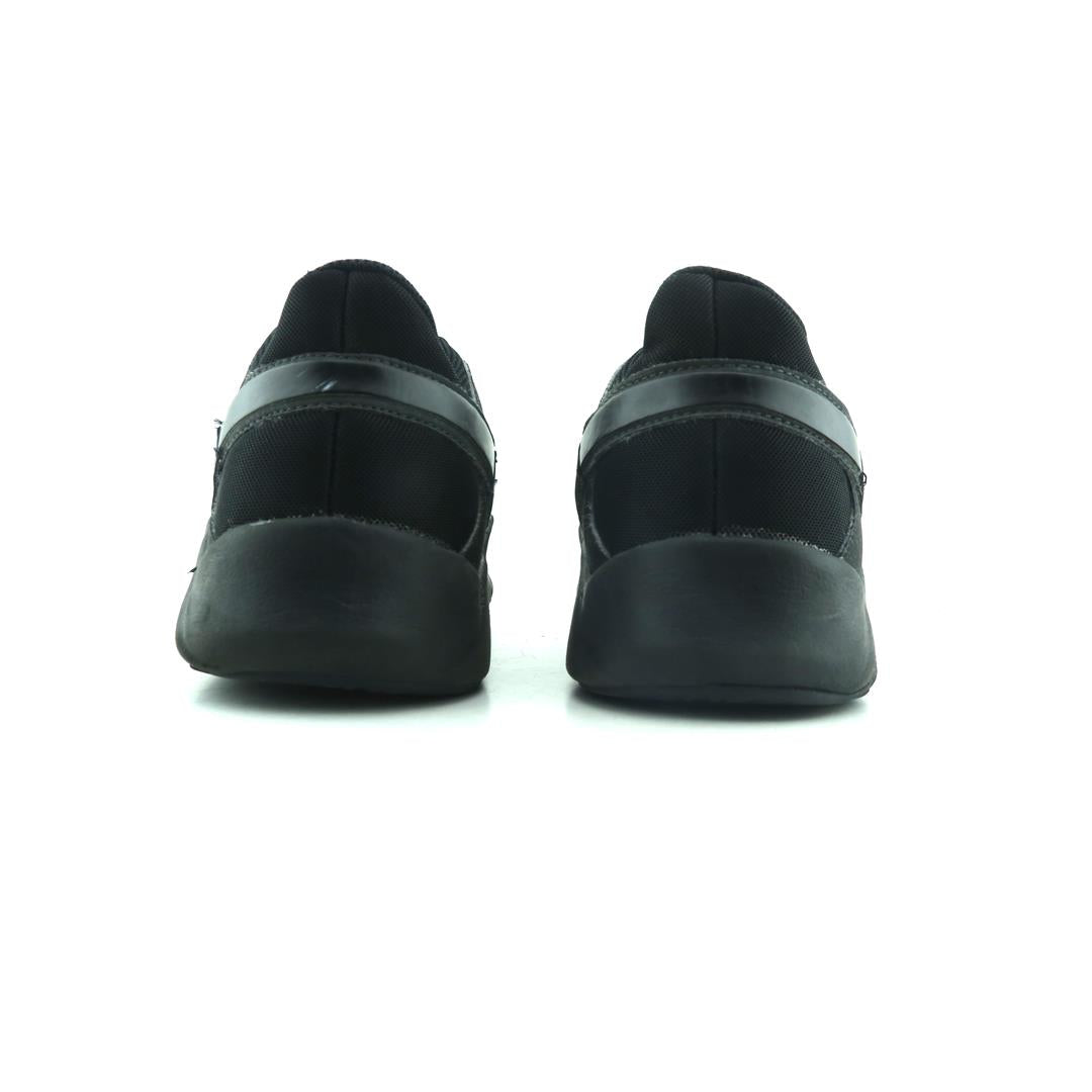 NIKE  LEGEND ESSENTIAL 2