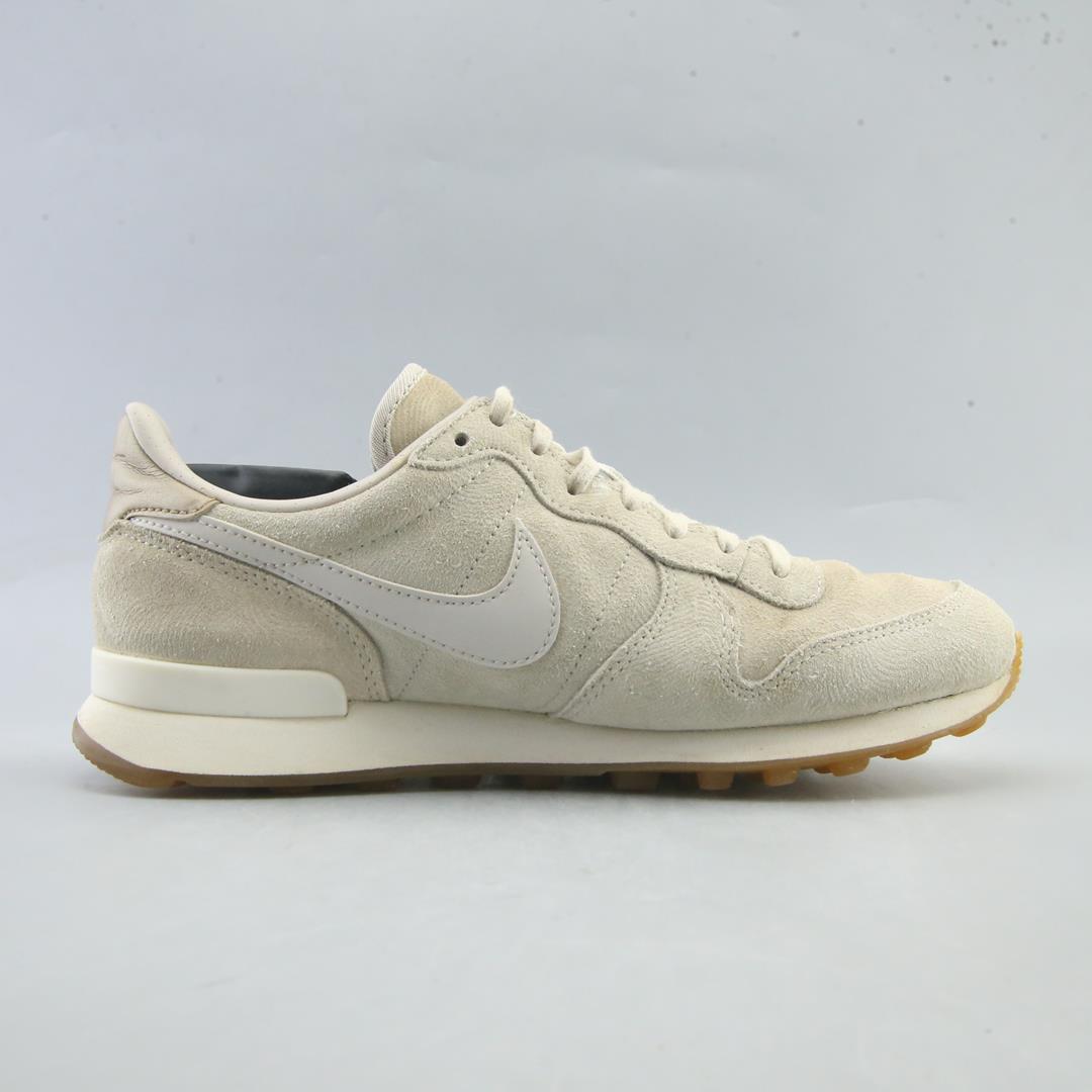 NIKE INTERNATIONALIST