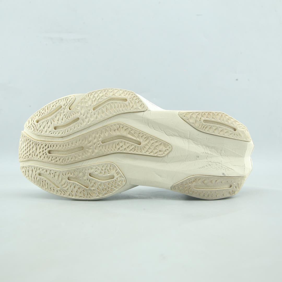 NEW BALANCE FUELCELL REBEL V4