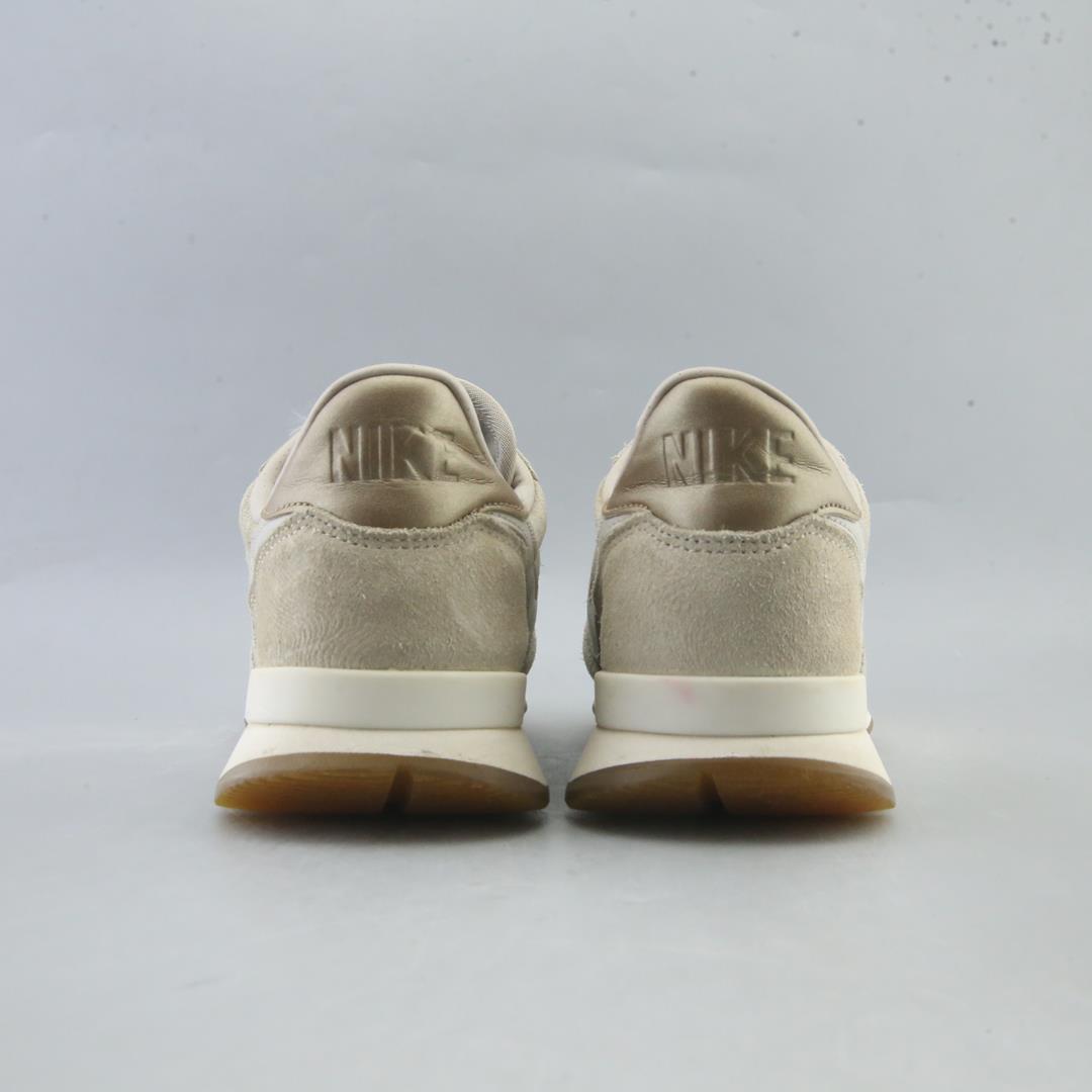 NIKE INTERNATIONALIST