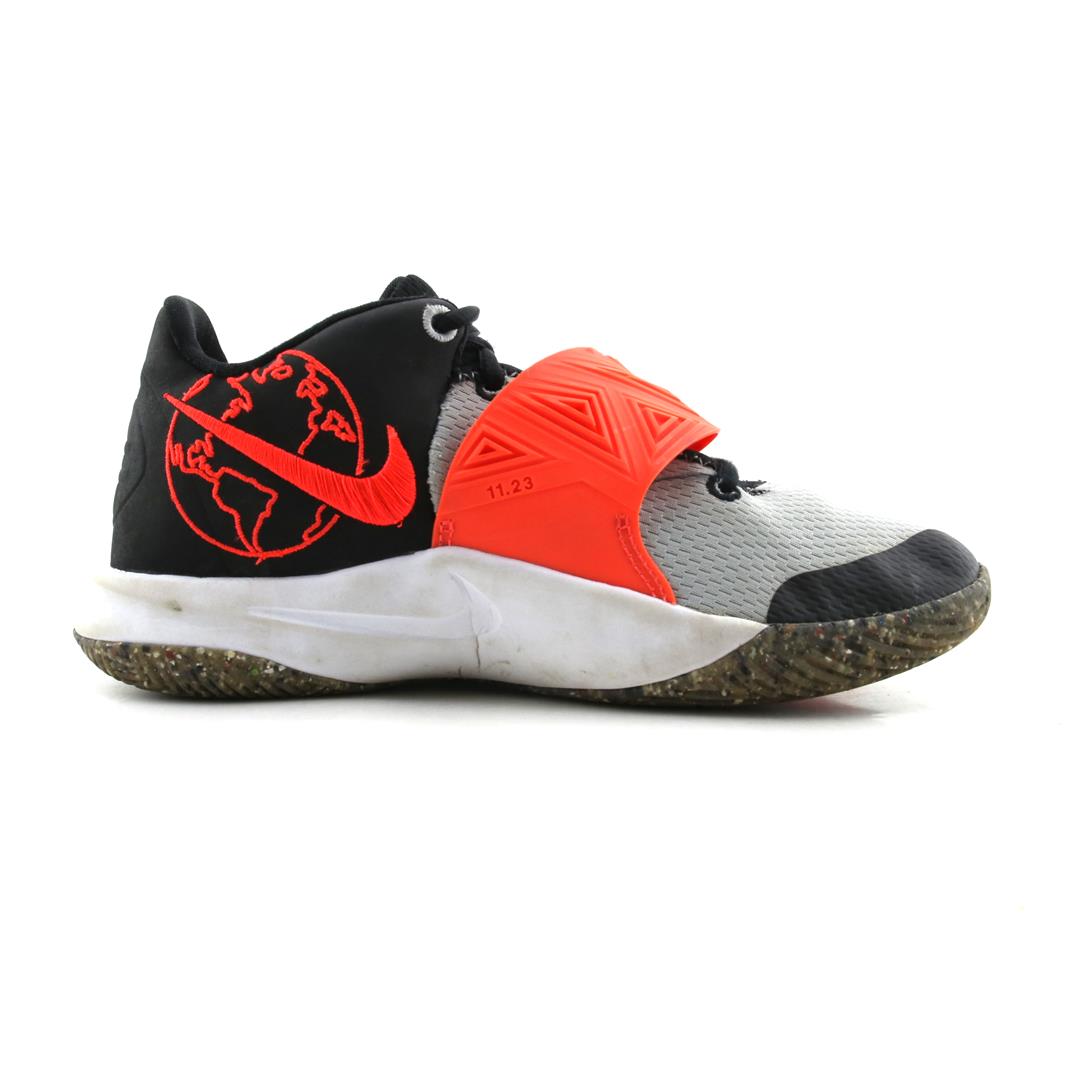 NIKE  KYRIE FLYTRAP III
