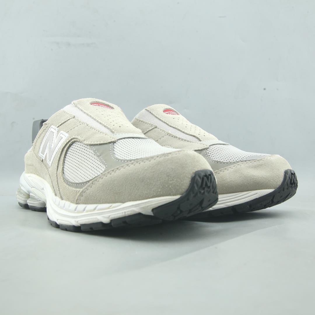 NEW BALANCE 2002R