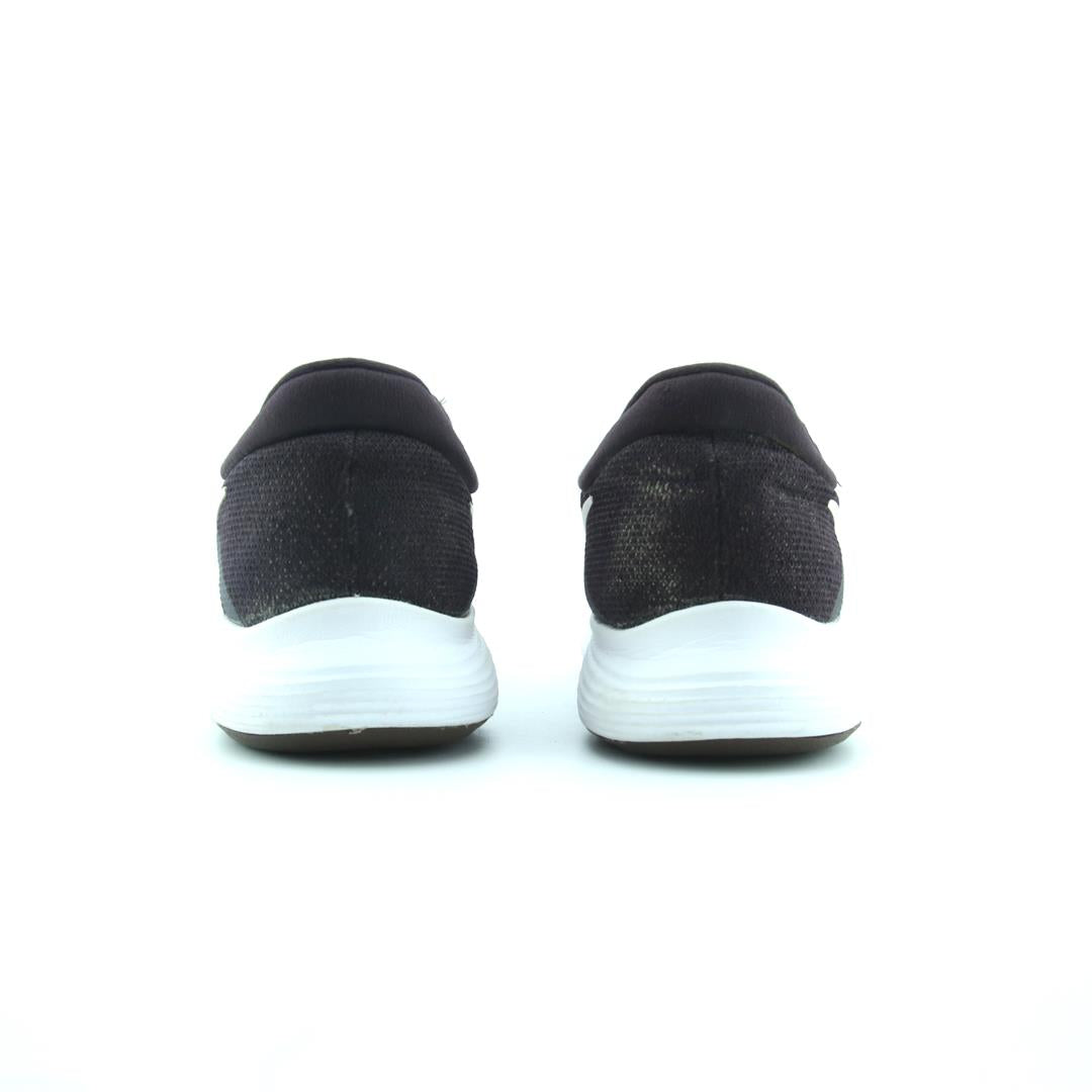 NIKE REVOLUTION 4