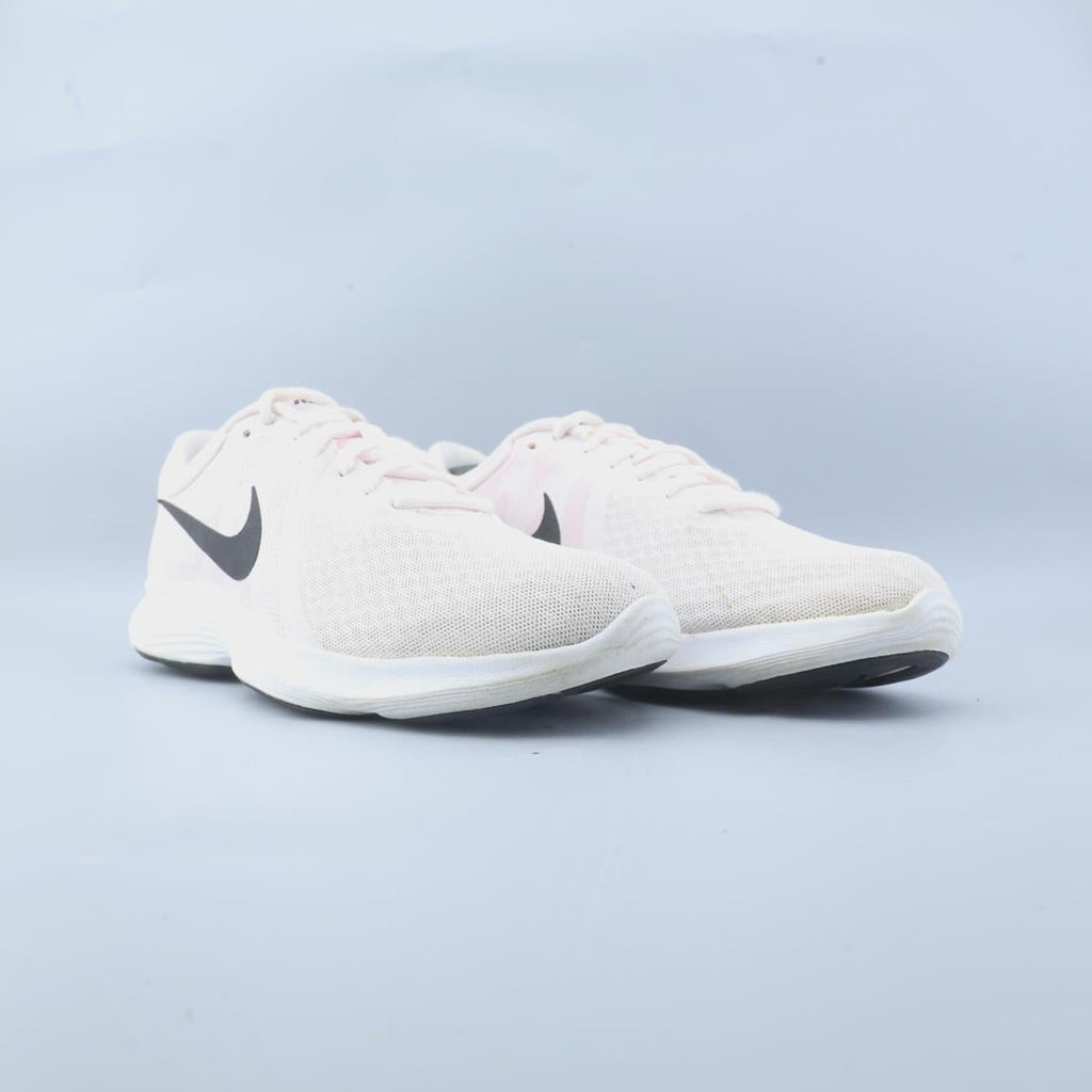NIKE REVOLUTION 4