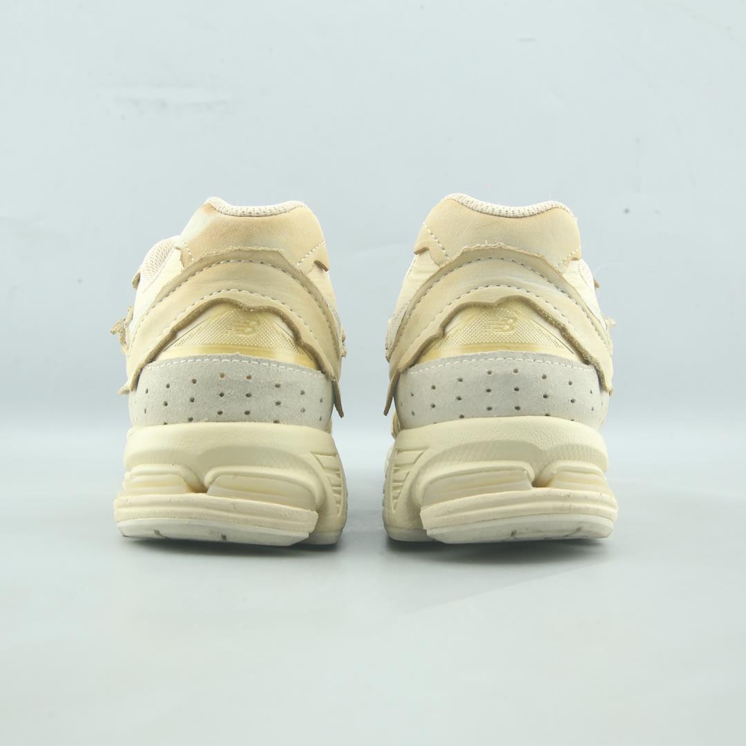 NEW BALANCE 2002R